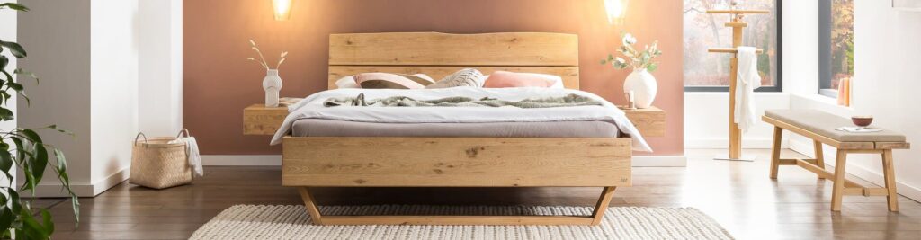 Un lit en bois moderne et tendance